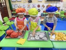 Trải nghiệm làm sữa chua hoa quả của cô và trò lớp mẫu giáo nhỡ B1
