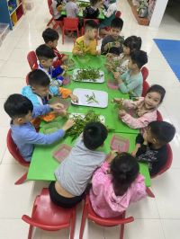 Trải nghiệm thự hành kỹ năng nhặt rau của cô và trò lớp mẫu giáo lớn A4