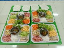 Hoạt động trải nghiệm làm phở cuốn của cô và trò lớp A6