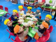 Hoạt động trải nghiệm làm bánh mì sanwick của cô và trò lớp A4