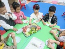 Hoạt động làm phở cuốn của cô và trò lớp B2