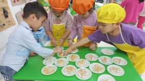 Hoạt động trải nghiện làm bánh trôi của cô và trò lớp B4