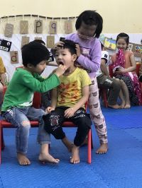 Bạn ngồi đây để tớ xem cái răng này đã gãy được chưa :)