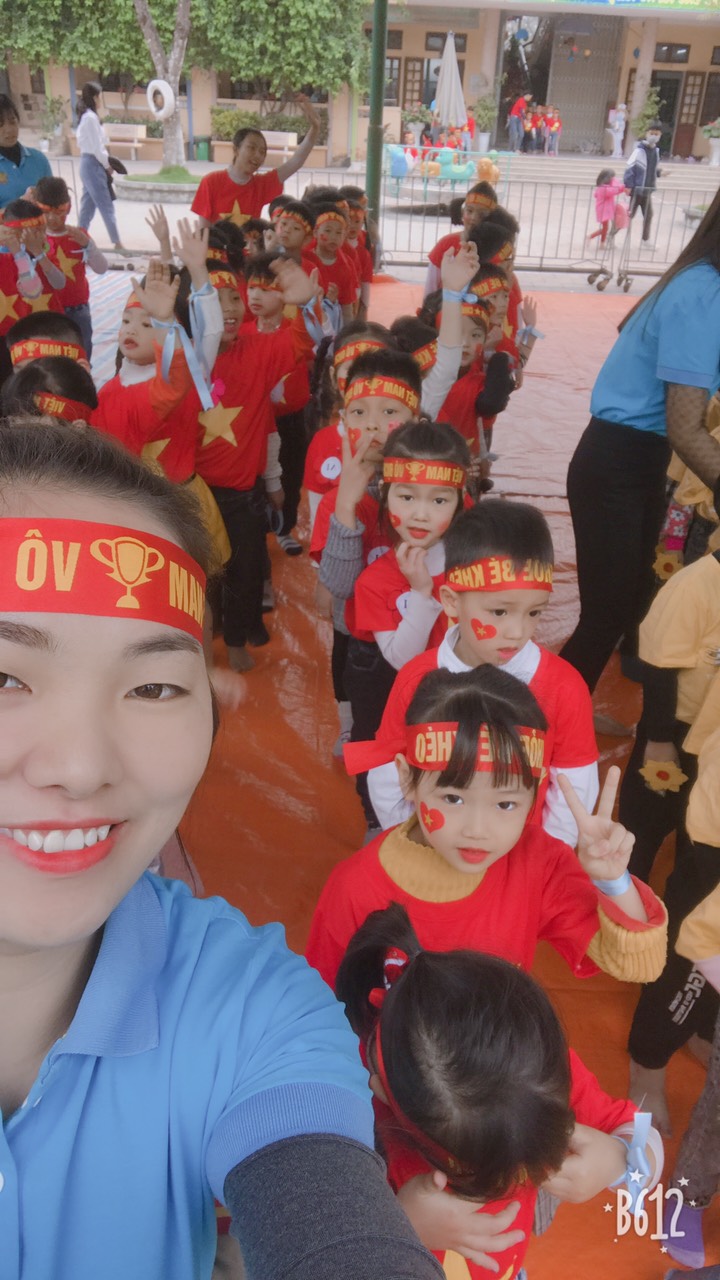 cô trò hớn hở