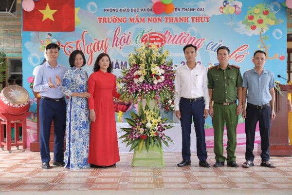 Nhà trường rất vinh dự được đón các vị đại biểu, khách quý đến chúc mừng và tặng hoa nhân dịp khai trường.