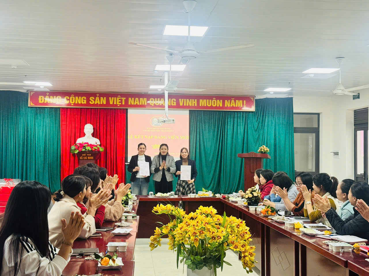 CHI BỘ TRƯỜNG MẦM NON THANH THÙY TỔ CHỨC LỄ KẾT NẠP ĐẢNG VIỄN MỚI